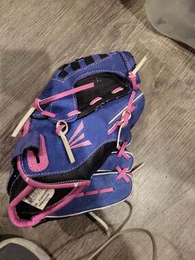 Easton Softball Glove - 11" - RH - Blue/Pink - Model #NYFP1100